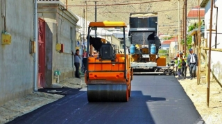 В Локбатане ведутся ремонтные работы на улице длиной километр  - ВИДЕО