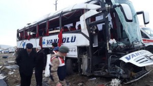 Avtobus aşdı: 2 ölü, 22 yaralı