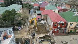 Bakıda hər boş sahə tikinti üçün deyil; kollektorların üstündəki evlər şəhəri çökdürür - FOTO 