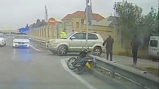 Prospektdə motosiklet arakəsməyə çırpıldı, kuryer yaralandı   - VİDEO