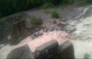 Sel suları körpünü uçurdu: bir kəndlə əlaqə kəsilib - VİDEO