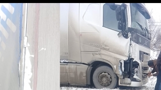Xaçmaz-Xudat yolunda iki TIR toqquşub:  yolda çətinlik  - VİDEO