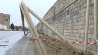 Bakıda qaz borusu bərkidildiyi yerdən qoparaq yola düşüb  - VİDEO