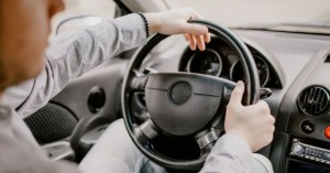 Həkimin ölümünə səbəb olmaqda təqsirləndirilən sürücüyə bəraət verildi