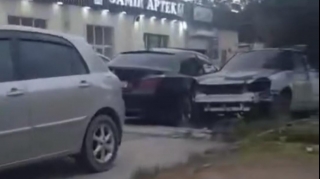 Səkidə maşınlar parklanıb, piyadalar yolla hərəkət etməyə məcburdur - VİDEO 