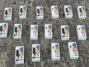 Qanunsuz yolla ölkəyə gətirilən mobil telefonlar aşkarlanıb