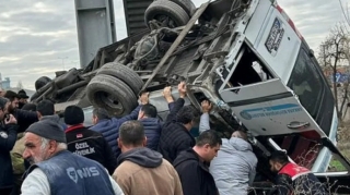 Ankarada avtobus piyada keçidinə çırpıldı - FOTO - YENİLƏNİB