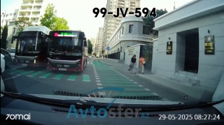 Əks istiqamətə çıxan "BakuBus" sürücüsü avtomobili sıxışdırıb velosiped yoluna çıxartdı - VİDEO