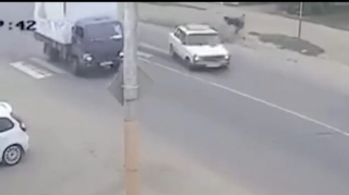 Piyada keçidində vurulan gənc havaya "uçdu"   - VİDEO