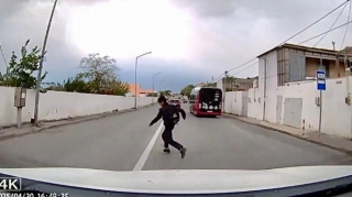 Avtobusun önündən qəfil yola qaçan məktəbli sürücüyə qorxulu anlar yaşatdı    - VİDEO