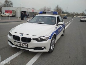 Gəncədə idarəetmədən çıxan avtomobil yol kənarında başqa bir maşına çırpılıb