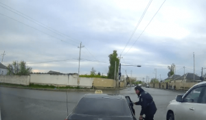 Yolun ortasında sərnişin düşürən taksi sürücüsü - VİDEO
