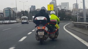 Yolda xarab olan motosikletə “ayaq”la dəstək - VİDEO