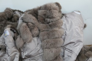 Aeroportda qadının yükündən qanunsuz xəz geyimləri aşkarlanıb - FOTO