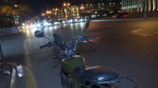 В Баку мотоциклист проехал на красный свет, спровоцировав аварию - ФОТО