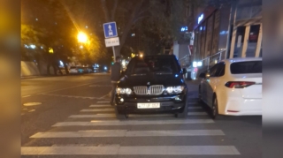 Qaydaları pozan sürücü həm piyadalara, həm də sürücülərə problem yaratdı - FOTO