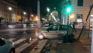 Sürücü avtomobili bir qrup piyadanın üzərinə sürüb