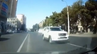 Игнорирующий ПДД водитель Prado  продолжает создавать опасность на дорогах Баку   - ВИДЕО
