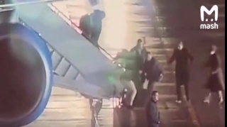 Baydenin adamı təyyarədən düşərkən yıxıldı  - VİDEO