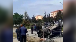 Sumqayıtda “Mercedes” yoldan çıxaraq aşıb  - FOTO