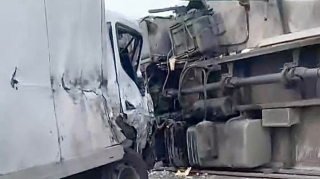 Kürdəmirdə iki yük maşını toqquşdu, biri aşdı   - VİDEO