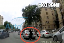 Geriyə hərəkət edən sürücü piyadanı vurdu - ANBAAN VİDEO