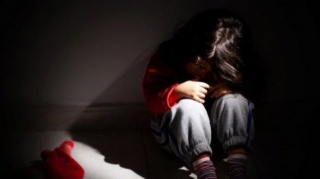 Azərbaycanda dəhşət: Ögey ana altı yaşlı qızını vəhşicəsinə döyüb kəndirlədi   - VİDEO