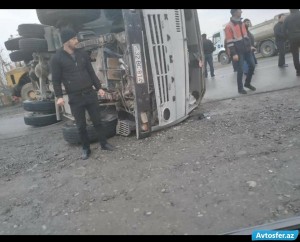 Bərdə-Yevlax yolunda "Kamaz" aşdı: sürücü xəsarət alıb - FOTO
