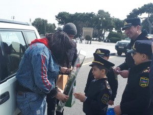 Bakıda yol polisi xanım sürücüləri hədiyyə atəşinə tutdu - FOTO