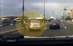 Bakıda yaşlı kişi qəzaya səbəb oldu;  "Nissan" qarşı yola düşdü - VİDEO