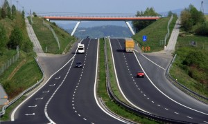 Parlament “Avtomobil yolları haqqında” qanuna dəyişiklik edib