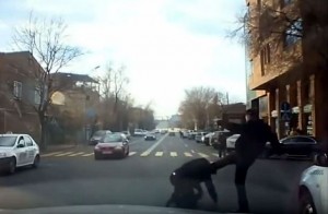 Qəza törədən kişi yaşlı taksi sürücüsünü döydü  - VİDEO