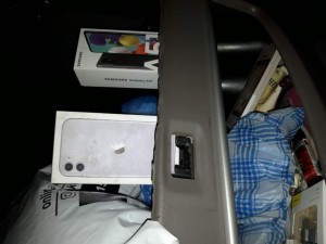 Mobil telefonları avtomobildə gizlədərək keçirmək istədi - FOTO