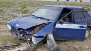 Qaxda minik avtomobili radar dirəyinə çırpılıb 