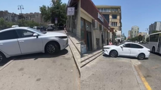 “BYD”ni səkiyə dırmaşdırıb piyadaların və avtobusun yolunu kəsdi - 77-UZ-312 - VİDEO   