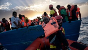 Miqrantların olduğu gəmi batdı - 21 nəfər itkin düşüb