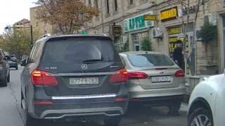 В Баку водитель припарковался во втором ряду при наличии свободного места – 77-FR-063 – ВИДЕО 