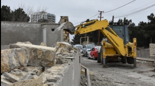 Avtovağzal Kompleksinə yaxın ərazidə qanunsuz tikili və hasarlar sökülür  - FOTO