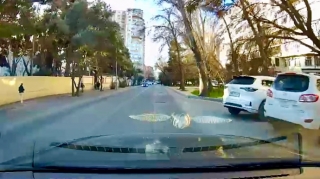 Bu küçədə hərəkət çətinləşib:  Sürücülər çuxurlardan qaça bilmir  - VİDEO