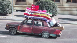 "07" ilə yorğan daşıyan Sərvərə bahalı maşın verildi - FOTO 