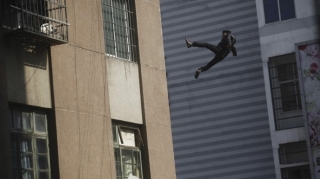 Bakı sakini özünü işıq dirəyindən yerə atdı