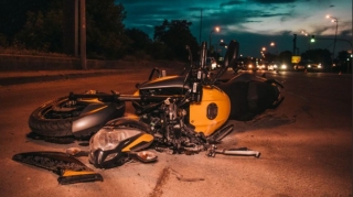 Xətaidə motosikletini maneəyə çırpan gəncin qolu sınıb    