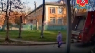 Zibil daşıyan maşın 89 yaşlı qadını vurub xəstəxanalıq etdi; 2 saat sonra... - VİDEO 