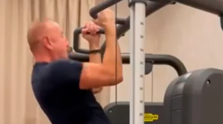 Prezident 60 illik yubileyində 15 dəfə turnikdə dartındı – VİDEO 