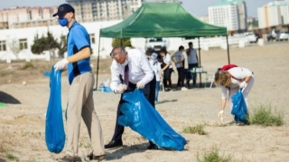 Azərbaycanda nazir çimərlik təmizlədi - FOTO