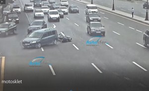 "Opel" motosikleti vurdu, bayker... - VİDEO