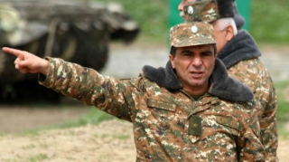 Ermənistanda separatçı rejimin “müdafiə naziri”ni döydülər 