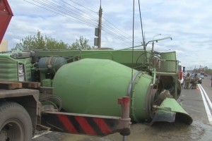 Şəmkirdə yük maşını qəzaya düşdü: ölən var