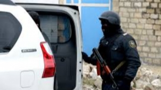 “Mercedes”dən tir tüfəngi və optik binokl aşkar edilib - Naftalanda 