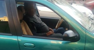 Sərxoş sürücü qırmızı işıqda gözlədiyi vaxt sükan arxasında yatıb - VİDEO